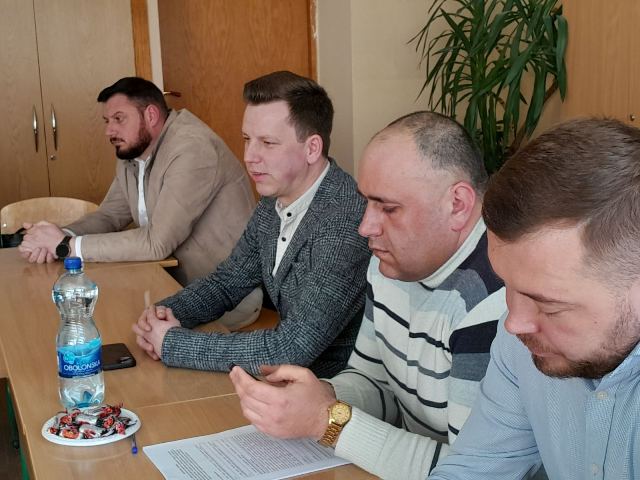 В роботі круглого столу взяли участь роботодавці, директори ЗЗСО Микола ФЕДОРУЦ, Роман КОЛЯСА, представник Копичинецької громади Степан ВАСИЛИШИН, вчитель хімії Дмитро ГАЙДУК 